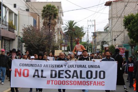 Integrantes de la comunidad cultural de Pachuca, Hidalgo, se manifestaron ayer en defensa de la Fundación Cultural Arturo Herrera Cabañas.
