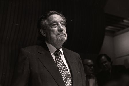 El poeta mexicano Octavio Paz fue recordado ayer durante su 28 aniversario luctuoso.