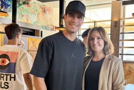 El tenista español Carlos Alcaraz parece tener una molestia mayor en la muñeca