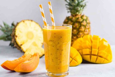 Licuado de papaya, piña y mango