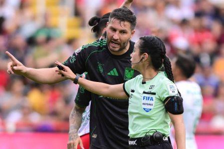 Gignac tuvo gestos de complicidad con la árbitra Katia Itzel García.