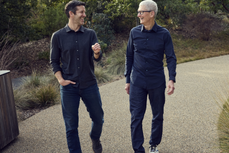 John Ternus (izquierda) sustituirá a Tim Cook (derecha) al mando de Apple, justo en las fechas en que normalmente se lanzan los nuevos iPhone.