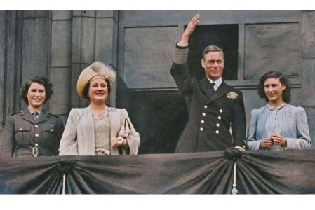 La historia de sus padres explica el contexto de su largo reinado.