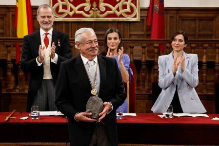 Mexican writer Gonzalo Celorio holds the Miguel de Cervantes Prize of Hispanic Literature after receiving it from the hands of King Felipe VI of Spain (L) and his wife Queen Letizia (2R) during a ceremony at the University of Alcala de Henares in Alcala de Henares on April 23, 2026. (Photo by Andres BALLESTEROS / POOL / AFP)