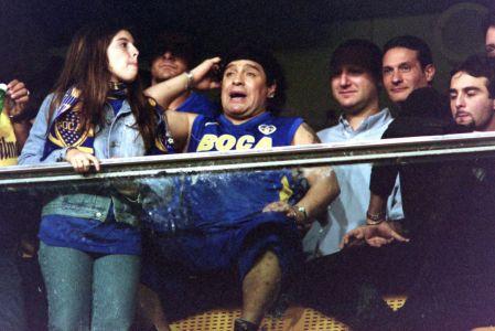 Maradona, en La Bombonera, en junio de 2001.<br><br>DIEGO ARMANDO MARADONA celebra su equipo durante el partido Boca Juniors vs Cruz Azul, correspondiente al partido de vuelta de la Final de la Copa Libertadores 2001, en el Estadio La Bombonera, el 28 de Junio de 2001.