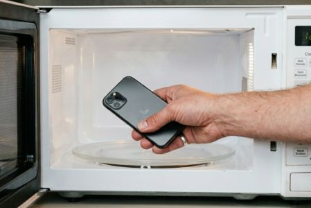 Truco de meter tu celular en el microondas.