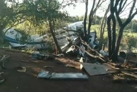 Videos muestran a personas recogiendo billetes tras el accidente aéreo de una avioneta con millones en Paraguay.