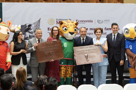 En el Palacio Postal de CDMX se celebró la entrega simbólica de marcas famosas "FIFA", "Trofeo de la Copa Mundial de Futbol de la FIFA".