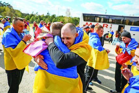 Ukrainian prisoners of war (POWs) react after a swap, amid Russia's attack on Ukraine, at an unknown location in Ukraine, April 24, 2026. REUTERS/Anatolii Stepanov     TPX IMAGES OF THE DAY