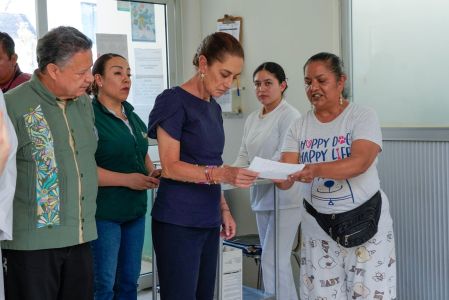 Claudia Sheinbaum recorrió el hospital del IMSS Bienestar en Hidalgo y aseguró que se resolverá el desabasto de medicamentos detectado en la región.