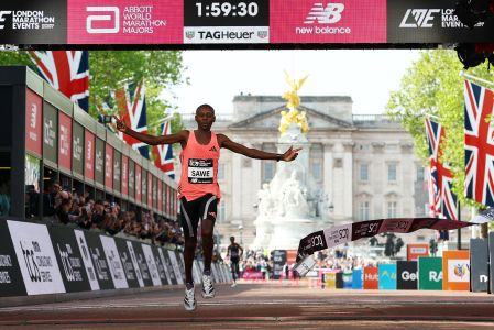 Sabastian Sawe hizo historia en Londres al convertirse en el primer hombre en correr por debajo de las dos horas un maratón oficial.