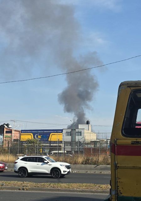 La columna de humo se puede ver desde vario kilómetros