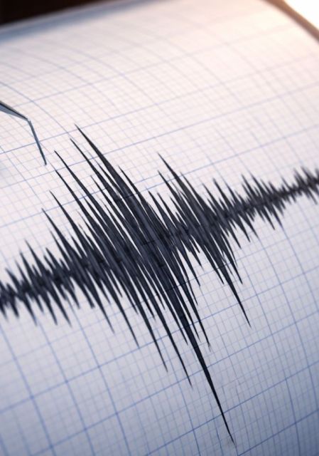 Sismógrafo captando actividad sísmica.