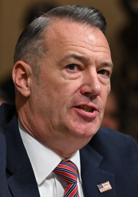 Todd Lyons, jefe interino del ICE, defendió su gestión ante el Congreso de Estados Unidos en medio de críticas y protestas por operativos migratorios.