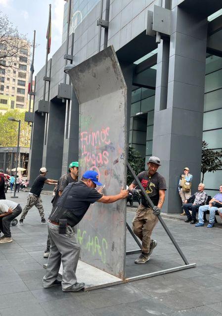 Personal de la Secretaría de Obras se ha encargado de colocar las protecciones