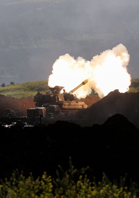 Rescatistas enfrentan el riesgo de bombardeos secundarios durante sus labores.