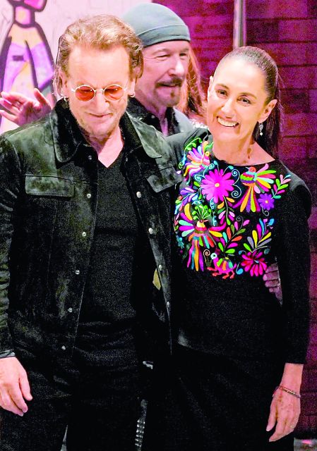 La presidenta Claudia Sheinbaum se reunió con Bono y The Edge en el Teatro Hidalgo, en el marco de la visita de la banda irlandesa U2 a la CDMX; el vocalista reconoció sus políticas sociales en el aumento del salario mínimo y salud.