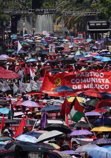 CIUDAD DE MÉXICO, 15MAYO2026.- Maestros de la Coordinadora Nacional de Trabajadores de la Educación (CNTE), marcharon de la estación del metro  San Cosme al Zócalo capitalino, esto en el marco de la conmemoración del Día del Maestro.FOTO: ROGELIO MORALES /CUARTOSCURO.COM