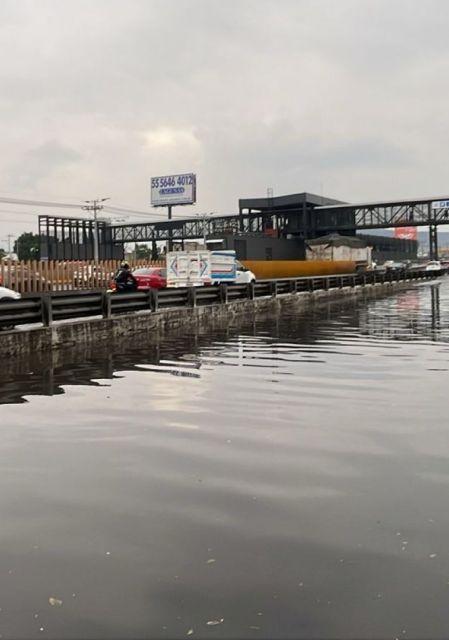 En CDMX e inundaron la Calzada Ermita Iztapalapa, Eje 6 Sur, Calzada Ignacio Zaragoza, la Autopista México-Puebla,