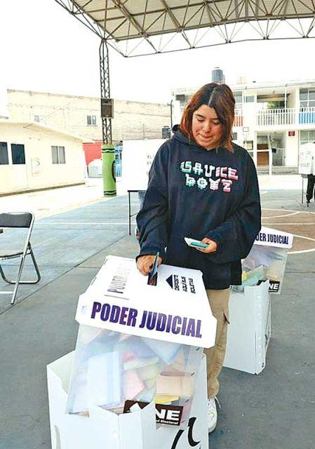 Persona votando durante la pasada elección judicial.
