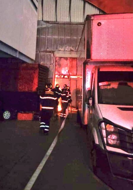 Incendio consume bodega cerca del Mercado de Jamaica