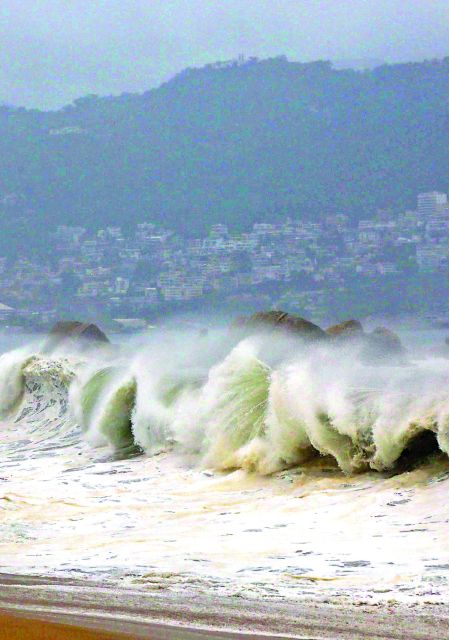 La tormenta tropical se acerca a costas de Guerrero y Oaxaca, donde ya provocó inundaciones y deslaves. En Hidalgo reportan localidades incomunicadas.