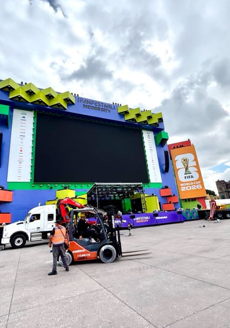 Escenario principal del Fan Fest del Mundial 2026 en montaje en el Zócalo de CDMX.
