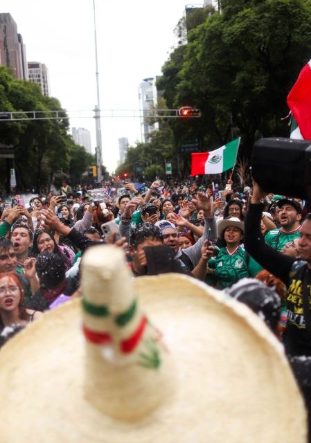 Los elementos de la SSC, en coordinación con autoridades de Gobierno de la Ciudad de México, retiraron y destruyeron bebidas alcohólicas en latas y envases de vidrio.