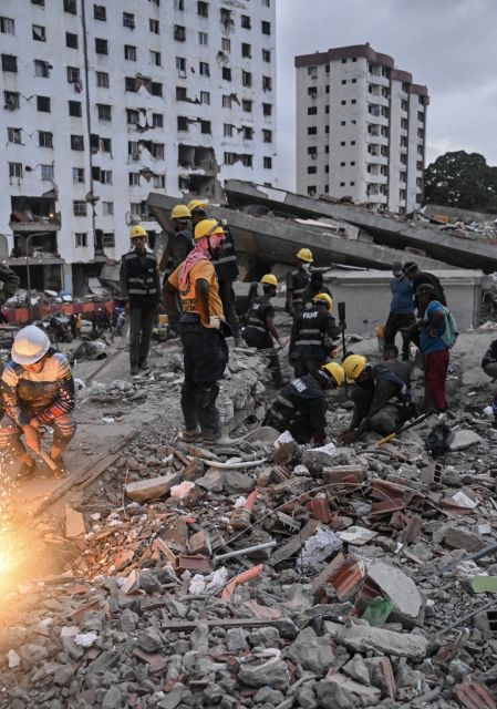 Voluntarios y equipos de rescate buscan cuerpos entre los escombros de edificios dañados por los terremotos del 24 de junio en Tanaguarena, estado de La Guaira.