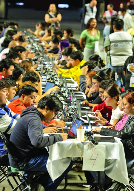 Trabajadores de la UNAM apoyaron en las tareas de supervisión de los aspirantes que presentaron su examen de control en el Palacio de los Deportes