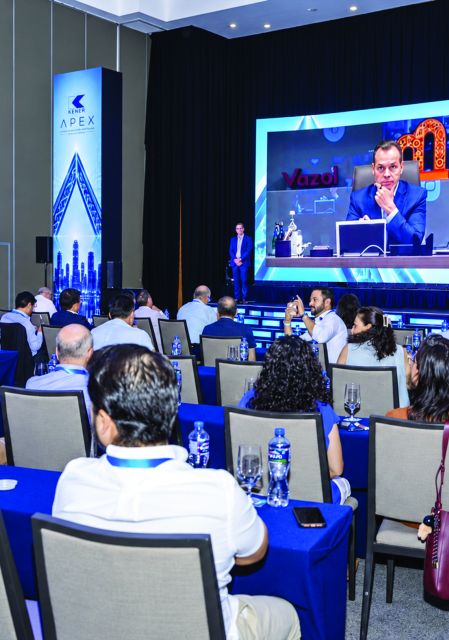 Olegario Vázquez Aldir, presidente de Grupo Vazol, en diálogo interactivo con médicos y especialistas del sector farmacéutico.