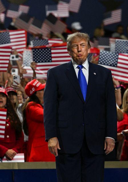 Trump pidió a sus votantes imaginar que él figura en la boleta de noviembre.