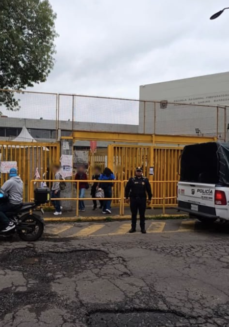 Policías capitalinos acudieron al plantel ante los reportes de presencia de encapuchados.