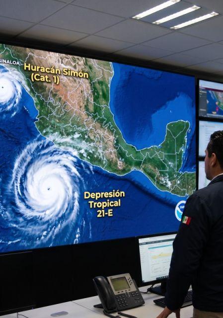 Especialistas del Servicio Meteorológico Nacional monitoreando en una pantalla gigante la trayectoria del huracán Simón y la depresión tropical 21-E en las costas de México.