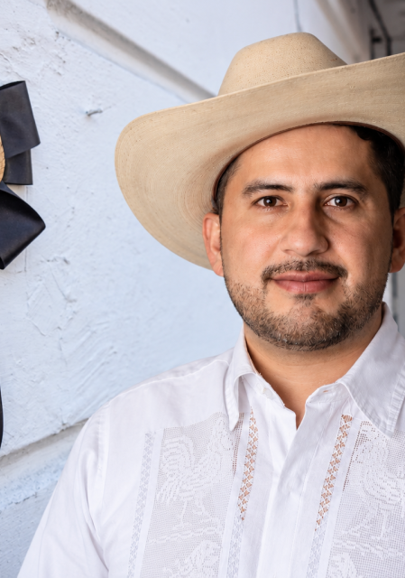 Fotomontaje con la frase Justicia para Uruapan, que muestra un moño negro de luto en una calle tradicional y el retrato del ex alcalde Carlos Manzo.