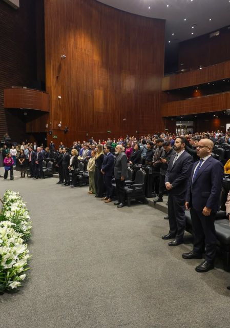 Legisladores y familiares de pie rindiendo honores a Francisco Garfias en la Cámara de Diputados.