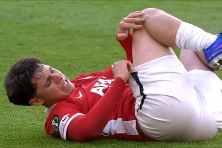 VIDEO: ¡Casi lo rompen! Mateo Chávez sufre dura entrada en la Conference  League