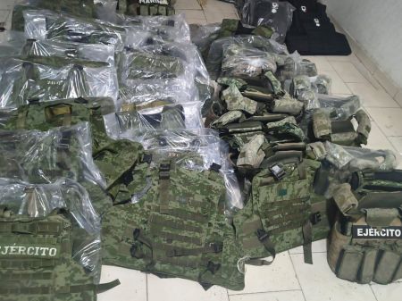 Hallan granadas, lanzallamas y uniformes en taller clandestino de Ecatepec