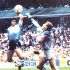 La mano de Dios. El Pelusa salta y toca la pelota con la siniestra, ante la sorpresa del portero inglés Peter Shilton. De nada valió la queja del cancerbero, pues el silbante Ali Bennaceur marcó gol. 