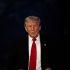El presidente Donald Trump aparece en una imagen reciente, con traje oscuro y corbata roja, durante una aparición pública en noviembre de 2025, en el contexto de la firma de la orden ejecutiva para lanzar la “Misión Génesis”, una iniciativa clave en inteligencia artificial en Estados Unidos.