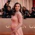 Hailee Steinfeld posa en la alfombra roja de los Globos de Oro 2026