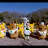 Figuras y botargas de personajes de la franquicia Pokémon, como Pikachu y Eevee, durante un espectáculo al aire libre en el PokéPark Kanto, el primer parque temático permanente de Pokémon inaugurado en Tokio.