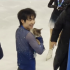 El patinador artísitico Jin Boyang con su pequeña mascota