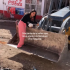 Una joven cruzó la calle en la pala de una excavadora para llegar a la tienda de tortillas, en una escena que se volvió viral en redes sociales.