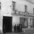 Entrada del antiguo edificio de Excélsior con letrero del diario sobre el balcón y varios hombres reunidos frente a la fachada en una calle del centro.