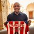 Roberto Carlos posó con una camiseta de Chivas con su nombre y el número 3.