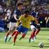 Johan Mojica y Maghnes Akliouche en la contienda por el balón durante el Colombia Vs Francia.