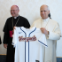 El Papa León XIV posa con la camiseta de Venezuela, campeona del Clásico Mundial de Beisbol 2026, en el Vaticano.