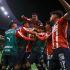 Santiago Sandoval y el resto de los jugadores de Chivas celebran la victoria de Chivas para seguir adelante en la Liga MX.