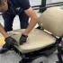 Personal de Marina inspecciona la silla de ruedas utilizada para ocultar 8.8 kilos de presunta cocaína asegurados en el AICM durante una revisión con apoyo canino.